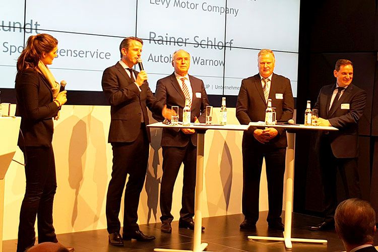 Nach der Fakten-Präsentation hatten die Fachleute aus der Branche einiges zu diskutieren: (v. li.) Alicja Lundt (Lundauto Sportwagenservice), Stephan Lützenkirchen (Sprecher PSA Deutschland), Klaus Sorg (Ford-Sorg-Gruppe), Rainer Schlorf (Autohaus Warnow) und Detlef Heinemann (Levy Motor Company). (Foto: Schwickal)