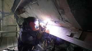 Enorme Blechstärken, enge Verhältnisse und schweißen in Zwangslage: 
die Arbeit auf einer Werft verlangt Stromquelle und Schweißer einiges ab. Eine 
Herausforderung, die mit Micor Mig Pulse bewerkstelligt wird. (Bild: Lorch/Peters Werft)