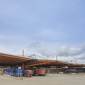 Bis zu 50 Lkw fertigt der Spezialist für Stalleinrichtungen und Fütterungsanlagen Big Dutchman in seinem Logistikzentrum im niedersächsischen Vechta-Calveslage täglich ab.