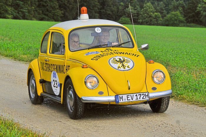 Gelber Engel mit Geschichte: Der VW Käfer (1972) von Marianne Loibl-Finkenzeller und Ludwig Finkenzeller ist noch immer mit Reservekanistern und allen notwendigen Ersatzteilen für die Pannenhilfe bestückt. (Zietz/»kfz-betrieb«)