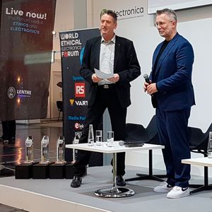 Prof. Dr. Stefan Heinemann (r.) vor dem Interview mit Johann Wiesböck(Bild:  Elektor)