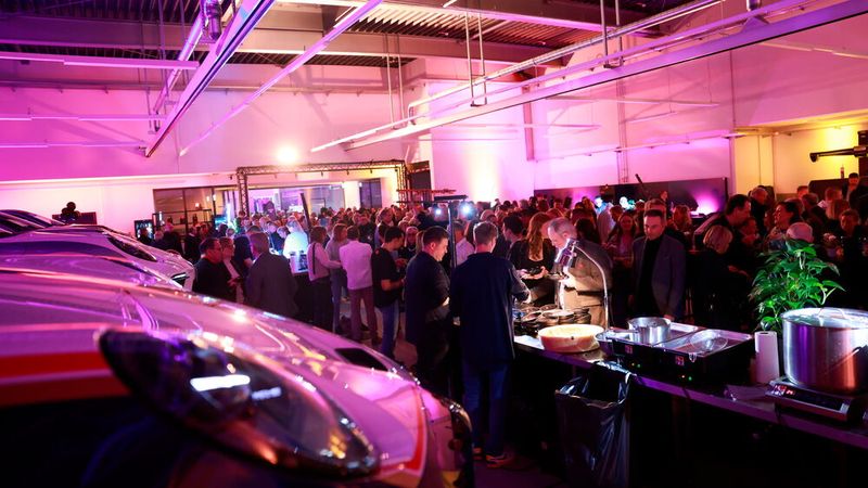 Gut 500 Gäste kamen zum Eröffnungsabend ins Porsche Zentrum Kassel. (Bild: Ulf Schaumlöffel)