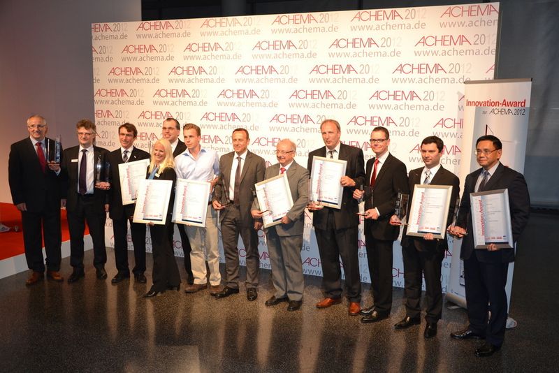Die strahlenden Gewinner des Innovation Award anlässlich der ACHEMA 2012 im Überblick (v.l.n.r.): Gerd Kielburger (PROCESS), Michael Kessler (Pepperl+Fuchs), Herbert Hummer (Lenzing), Sandra Schiller (Georg Fischer), Marcel Stiegelmann (IKA; Shortlist Labor- und Analysetechnik), Dr. Jürgen Hermeler (GEA Westfalia Separator), Olaf Schulz (Spectro), Dr. He. E. Koenen (i-Fischer), Günther Untch (Andocksysteme), Daniel Gontermann (KSB), Jean-Philippe Aufort (GEA Process Engineering) und Dennis Leong (Beta Renewables). Es fehlt Thomas Heinrich (Fette Compacting), Sieger der Kategorie Pharmatechnik. (Bild: PROCESS)