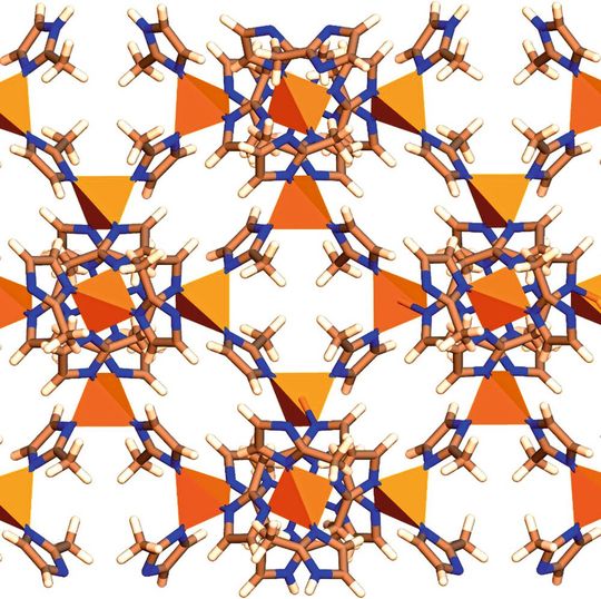Das poröse Netzwerk von ZIF-67: Die Metallzentren aus Kobalt (Pyramiden) sind über Methylimidazolat (Stäbchen und Ringe) miteinander verbunden. Das poröse Netzwerk von ZIF-67: Die Metallzentren aus Kobalt (Pyramiden) sind über Methylimidazolat (Stäbchen und Ringe) miteinander verbunden.