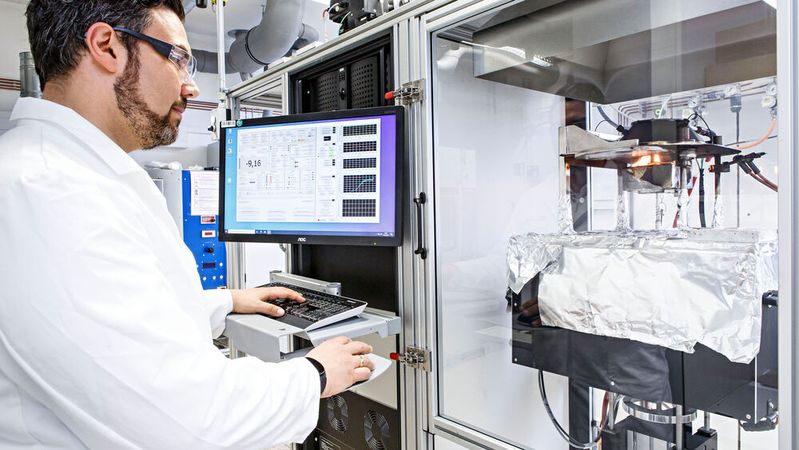 Das Projekt „hffr-Up2Cycle“ soll die Entflammbarkeit und mechanischen Eigenschaften von recycelten Materialien wie Polyolefinen, PET und PA optimieren, um diese für hochwertige Anwendungen nutzbar zu machen.(Bild:  Fraunhofer LBF)