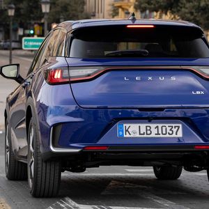 Die 100 kW/136 PS Systemleistung reichen für den Alltag völlig aus.(Bild:  Lexus)