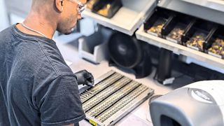 Die CemeCon-Beschichtungslinie mit zwei CC800 HiPIMS konnte nahtlos in
den Produktionsprozess bei Horn USA integriert werden. (Bild: Horn USA)