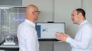 Jörg Oeder, Technischer Leiter der Geschäftseinheit Weiss Spindeltechnologie (links), und Dr. Jens Falker, Technischer Leiter GMN Paul Müller Industrie GmbH & Co. KG, am Antrieb-4.0-Demonstrator. (Bild: GMN)