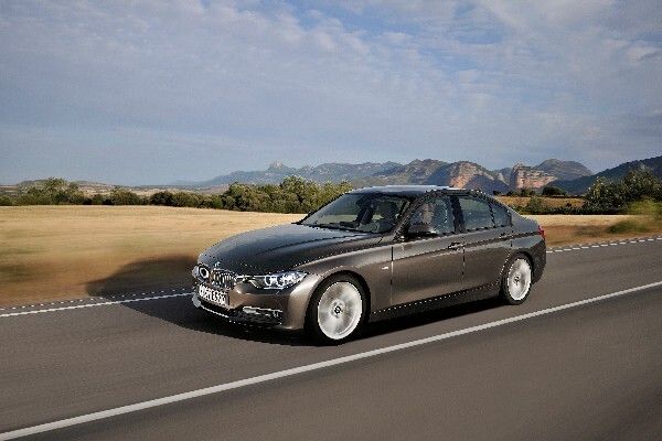 Die sechste Generation der 3er Limousine gibt es nun auch mit zusätzlichen 2,0-Liter-Vierzylindern, die in den Modellen 316d, 318d und 320i für günstige Verbrauchs- und Emissionswerte sorgen. (Bild: BMW)