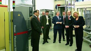 Eröffnung des Oberflächentechnikums, vordere Reihe, von rechts: Maria-Elisabeth Schaeffler, Gesellschafterin der Schaeffler Gruppe, Dr. Tim Hosenfeldt, Leiter Schichtsysteme Oberflächentechnikum, Dr. Peter Gutzmer, Geschäftsleitung Technische Produktentwicklung, Dietmar Schwarzenthal, Vorentwicklung Antrieb der Porsche AG. 
     Bild: Schaeffler Gruppe (Archiv: Vogel Business Media)