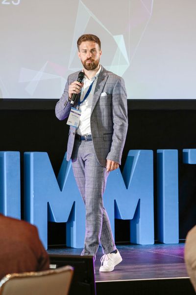 Luke Rottmann (Arrow) sprach über die Möglichkeiten mit Arrow Sphere. (Bild: Vogel IT-Medien)