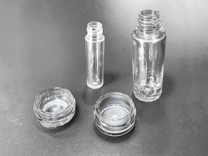 PET looks like glass, but does not break when it falls down. Bell already relied on PET for the production of cosmetics packaging at a very early stage. (Source: Wittmann Battenfeld)