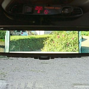 Rechts und links können die Bilder der seitlich montierten Kameras dargestellt werden.(Bild:  Sven Prawitz/»Automobil Industrie«)