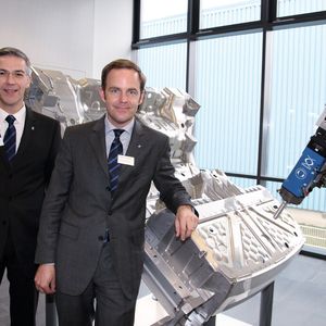 Die Unternehmensleitung von Böllhoff mit Dr. Jens Bunte und Michael W. Böllhoff (v. l.) erwartet für 2013 ein stabiles Wachstum.