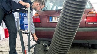 Mit der Wiedereinführung der generellen Endrohrmessung hat die AU den ersten Schritt hin zur „echten Prüfung“ gemacht. Weitere folgen. Doch was und wie genau, ist von staatlicher Seite zum Teil noch offen. (Bild: dpa)