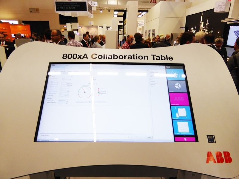Am Stand von ABB wird anhand des Collaboration Tablet präsentiert. ()