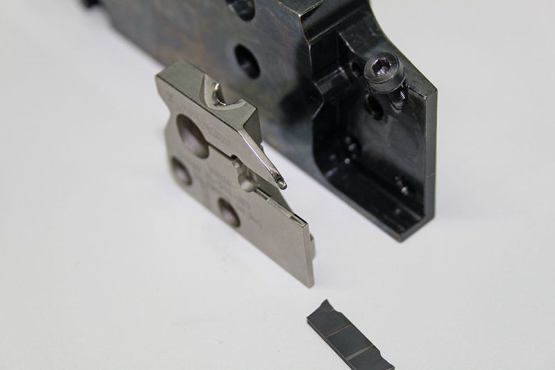Das neue Modular-­Grip-­Abstechwerkzeugsystem ist mit Do-Grip-Adapter DGPAD 2L-D32-JHP mit vollständig integrierter zielgerichteter Kühlmittelzuführung und dem doppelseitigen Schneideinsatz DGN 2202J aus dem Schneidstoff IC830 ausgestattet. (Iscar)