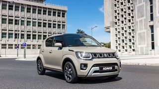 Suzuki hat den Ignis geliftet: Die U-Form der Tagfahrlichter setzt sich nun im Kühlergrill fort. Neu sind auch die grauen Zierleisten, die das Nummernschild einrahmen. (Bild: Suzuki)