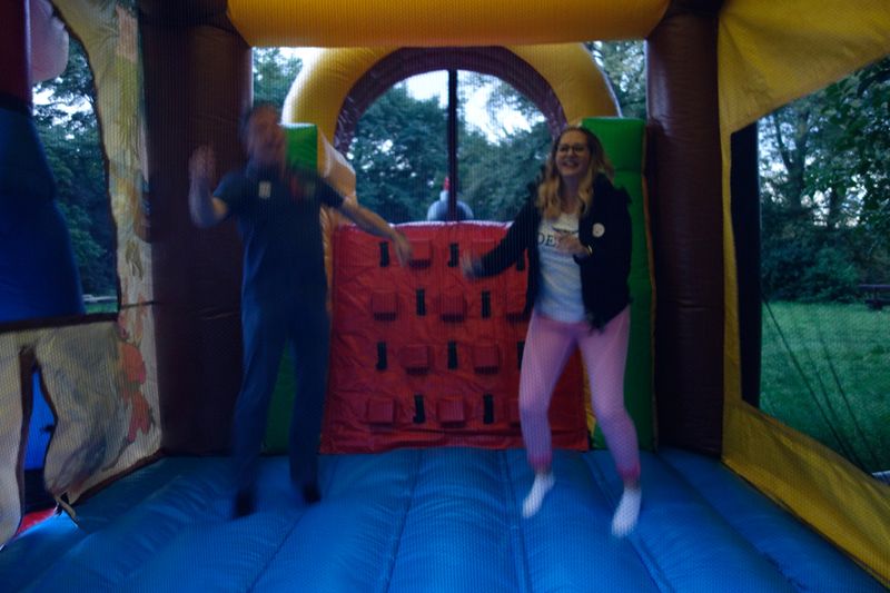 Für eine Hüpfburg ist man nie zu alt, Nils Stallmach, Seasonic, und Christin Kessler, Littlebit. (Bild: IT-BUSINESS)