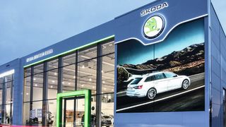 Unübersehbar im aktuellen Markenlook: das Skoda-Zentrum in Essen.  (Gottfried Schultz)