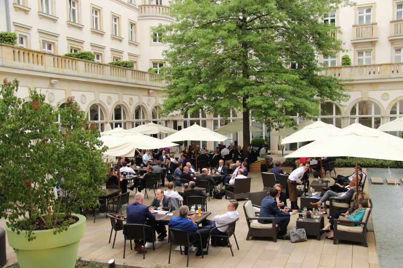 Tolles Wetter und der wunderschöne Innenhof der Villa Kennedy begünstigte das Networking unter freiem Himmel. (Vogel IT-Medien GmbH)