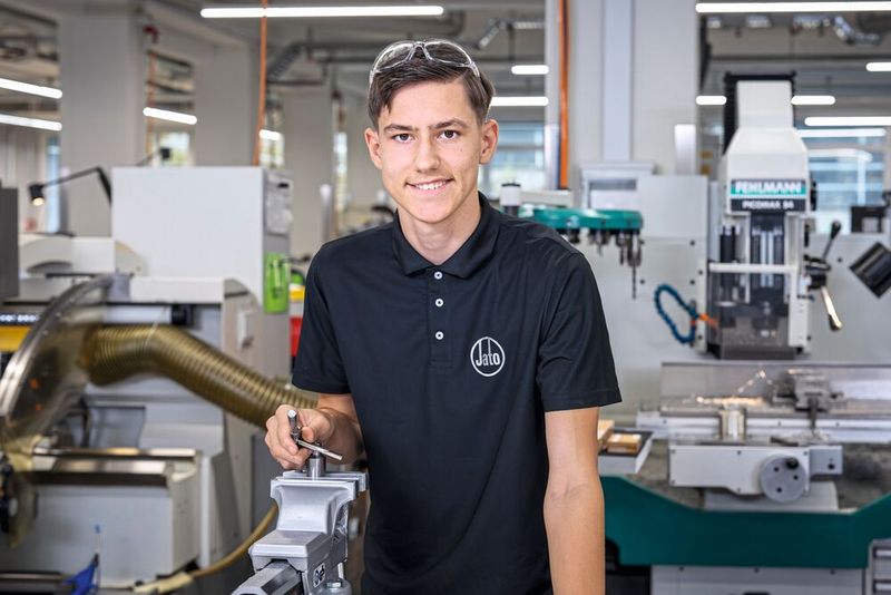 Rijad Handanagic beim Gewindeschneiden per Hand, was in der Regel ein kritischer Zerspanungsprozess ist, weil es typischerweise die letzte Operation am Bauteil ist. (Bild: Thomas Entzeroth)