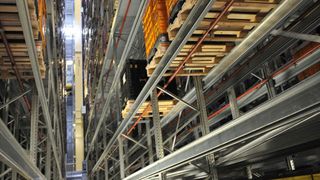 Im neuen Hochregallager bei Mahle sollen Großladungsträger unterschiedlicher Materialien und Abmessungen gelagert, verwaltet und transportiert werden. Bild: Hörmann (Archiv: Vogel Business Media)