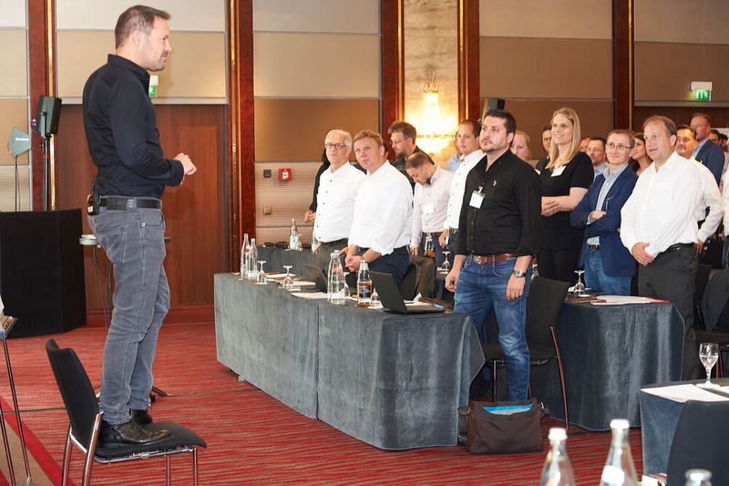 Gastsprecher Leo Martin beendete das Vortragsprogramm am ersten Tag und sorgte durch interaktive Einlagen für Erheiterung und Auflockerung.  (Trend Micro Deutschland GmbH)