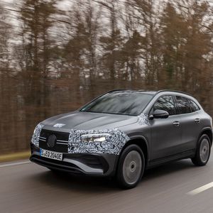 Los geht es mit dem EQA 250, den ein 140 kW/190 PS-Motor über die Vorderachse antreibt.(Bild:  Benjamin Bessinger)