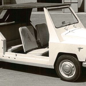 Obwohl die Fahrzeuge nur in homöophatischen Dosen entstanden, gab es schnell auch unterschiedliche Karosserievarianten. Neben einer klassischen Limousine auch dieses türlose Cabrio. Das konnten sich seinerzeit wohl nur sehr wenige Ägypther leisten, was vor allem am Preis lag. Als Limousine kostete der Kleinwagen umgerechnet 7.000 Mark (Prinz-Preis in Deutschland: 4.586 Mark). Hinzu kamen eine Lieferfrist von zwei Jahren und der Nachteil, dass Ramses nur drei Kundendienst-Werkstätten hatte. (Bild:  Audi AG)