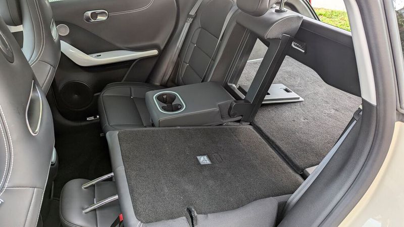 Die Rücksitzlehne lässt sich asymmetrisch teilen und umlegen; eine Durchlademöglichkeit gibt es obendrein. (Bild: Rosenow – VCG)