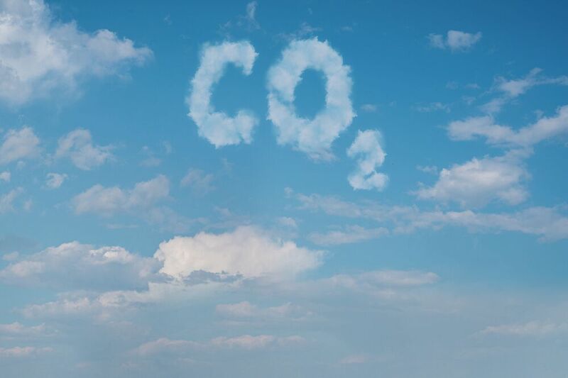 Wussten Sie, dass
CO2 aus menschlichen Quellen von natürlichem CO2 unterscheidbar ist? Möglich macht dies die Radiokarbonmethode. Natürlicherweise kommt Kohlenstoff zu einem kleinen Anteil in Form des schwereren 14C-Isotops vor. Dies zerfällt mit einer Halbwertszeit von ca 5.500 Jahren. In Kohle und Erdöl, die Jahrtausende im Sediment verschlossen waren, ist demnach kein 14C mehr enthalten, sondern nur die stabilen Isotope 13C und 12C. Abgase aus fossilen Brennstoffen lassen sich also zweifelsfrei als menschengemachtes CO2 identifizieren. Diese Änderung der Isotopenverhältnisse beim Kohlenstoff ist unter dem Namen Suess-Effekt bekannt.
Übrigens: die absoluten Emissionen der Menschen erscheinen mit 8 Milliarden Tonnen Kohlenstoff pro Jahr gering. Schließlich geben die Ozeane jährlich rund 90 Milliarden Tonnen und die Vegetation rund 60 Milliarden Tonnen Kohlenstoff an die Atmosphäre ab. Doch die gleichen Mengen werden von Meeren und Umwelt auch wieder aufgenommen, wohingegen ein beträchtlicher Teil der menschengemachten Emissionen nicht durch die Natur abgefangen werden kann. Entscheidend für die Erderwärmung ist letztlich der Anstieg des CO2-Gehaltes seit der Industrialisierung von 280 ppm auf heute über 420 ppm.


 
Mehr zum Thema:  
ARD alpha: Warum der Klimawandel menschengemacht ist , Stand: 10.03.2021 

Umweltbundesamt: Ist nicht der CO2-Ausstoß des Menschen im Rahmen des natürlichen Kohlenstoffkreislaufs sehr gering und daher unbedeutend?, 3.08.2013
 (Bild: © Marharyta - stock.adobe.com)