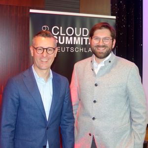 Alexander Maier (l., Ingram Micro) freut sich mit dem frisch gekürten Cloud Executive Director Eric Gitter auf einen erfolgreichen Cloud Summit, diesmal in Augsburg.