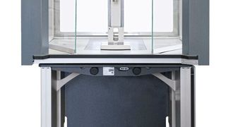 Les avantages de cette solution par rapport à des concepts de sécurité tels que des boutons bi-manuels ou des barrières immatérielles sont une ergonomie améliorée ainsi qu’une meilleure efficacité grâce à la réduction de la distance de sécurité et l’accessibilité simplifiée. (Schmidt Technology)