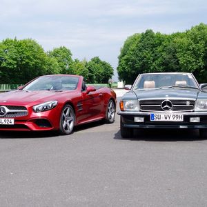 Legenden im Zeitenwandel: Mercedes 500 SL und SL 500 im Vergleich.(Bild:  Patrick Broich/SP-X)