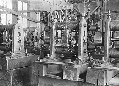 Die Dynamo-Generatoren im Maschinenhaus von Schloss Linderhof erzeugten ab 1878 elektrischen Strom für die Beleuchtung der Venusgrotte - die Gesamtanlage ist damit das erste fest installierte Kraftwerk der Welt, wenn auch nur für einen „Kunden“, König Ludwig II. (Foto um 1885). Erste Öffentliche Kraftwerke entstanden erst 1882 in New York und London. (Archiv: Vogel Business Media)