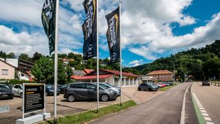 Das Autohaus Staiger hat jeweils einen Standort in Haslach im Kinzigtal und in Wolfach (im Bild). (Bild: Autohaus Staiger)
