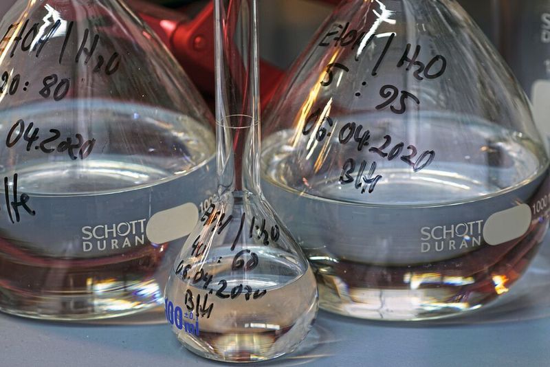 Abb. 3: Probenvorbereitung – Messkolben sind nach wie vor aus dem Analyselabor nicht wegzudenken (Bild: SAS Hagmann )