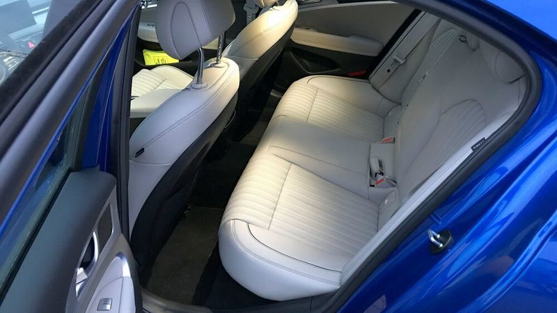 7. Das Platzangebot Vorn finden Fahrer und Beifahrer genügend Platz, hinten ist es für ein knapp 4,70 Meter langes Automobil allerdings ziemlich eng. (Rosenow/»kfz-betrieb«)