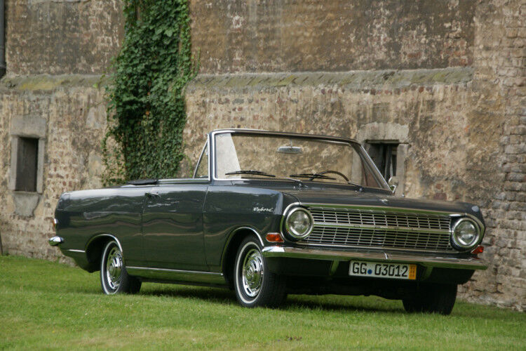 Das 1964er Opel Rekord A Cabrio wurde von der Firma Karl Deutsch aus Köln-Braunsfeld umgebaut. Während der Grundpreis für den Rekord A zwischen 6.500 und 8.000 DM lag, kamen für die Modifizierung zum Cabrio nochmals 5.000 DM hinzu. (Foto: Opel)