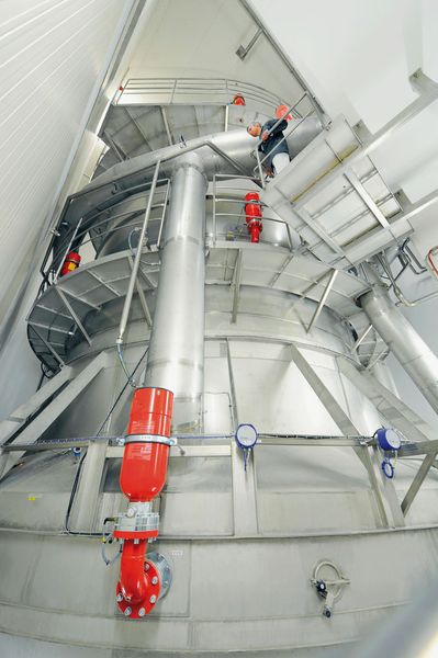 Die typischen roten Löschmittelbehälter werden in verschiedenen Ebenen rund um den Sprühtrockner, aber auch an anderen Aggregaten installiert. (Bild: Siegfried Sperl)