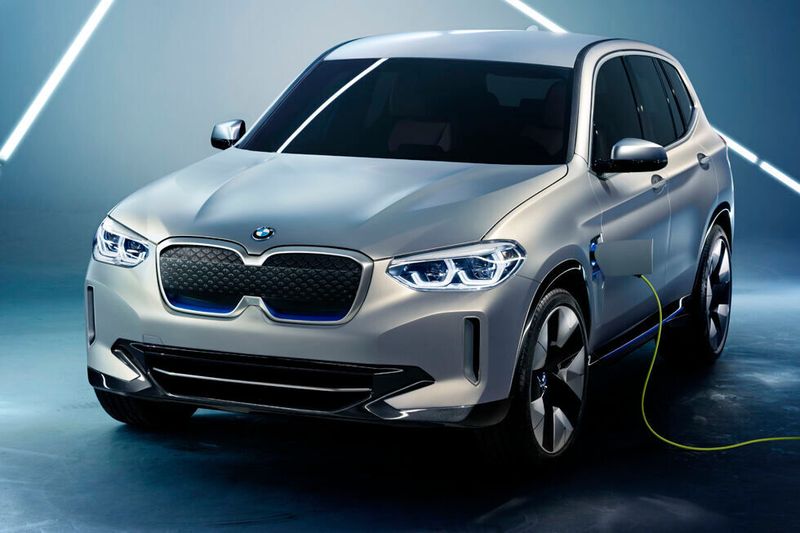 Beim Mittelklasse-SUV BMW iX3 soll High-Power-Laden mit bis zu 150 kW möglich sein (Preis noch nicht bekannt). (BMW)