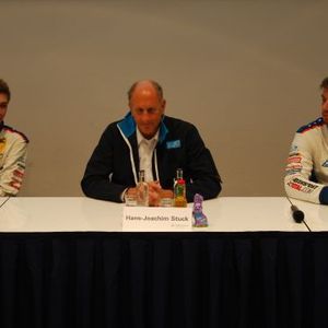 Die dritte Generation Stuck-Rennfahrer: Ferdinand (li) und Johannes (re) bei der Pressekonferenz mit ihrem Vater Joachim "Strietzel" Stuck (mitte).(Foto:  Wenz)