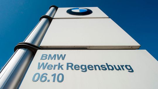 Es scheint äußerlich zwar die Sonne, aber im Innern des BMW-Werks in Regensburg stehen die Zeichen auf Sturm. Denn wegen dem anhaltenden Halbleitermangels müssen jetzt tausende von Mitarbeitern die Produktion des X1, X2 und des 1er vorerst ruhen lassen.(Bild:  BMW)