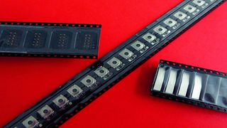 Die meist empfindlichen Stanz- und Hybridteile sind sauber, lage- und entnahmegerecht in die Blisterverpackungen eingelegt, von wo sie dann auch automatisch entnommen werden können. (Bild: Kuhn)