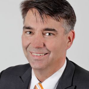 „ Ein Einsatzbeispiel für die kontaktlose Energieübertragung sind Industrieroboter, die oft mehrere Hundert Werkzeugwechsel pro Tag durchführen“, sagt Simon Seereiner, Gruppenleiter Produktmanagement Sensor-Aktor-Interface & Industrial Ethernet bei Weidmüller.