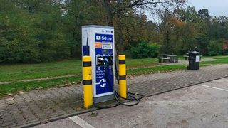 Eher öde: eine langsame 50-kW-Säule an der Raststätte. (Bild: SP-X)
