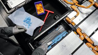 Reparatur einer E-Auto-Batterie (Symbolbild): Der Zeitaufwand für Ausbau und Schadenbehebung ist mit einem Motorwechsel vergleichbar. (Bild: Porsche)