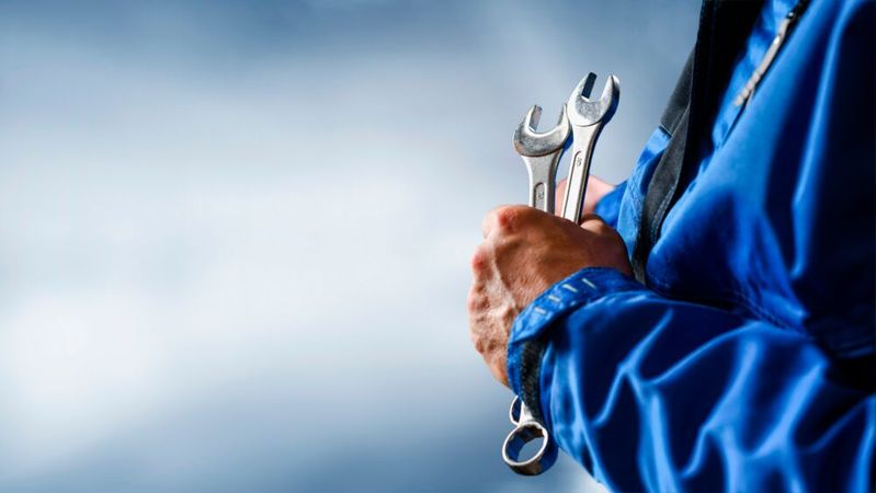 Predictive Maintanance bedeutet zweierlei: Ständige Bereitschaft, das übernehmen Tools, und ein entspanntes Handeln und Abwarten; denn ein Eingreifen durch die Reparatur- oder Wartungsmannschaft ist nur notwenig, wenn die Systeme anzeigen, dass demnächst mit kaputten Teilen oder Fehlfunktionen zu rechnen ist. Die Voraussetzung: Valide Daten und Prozesse, die ein solches Vorgehen erlauben. (Bild: ©  Milan - stock.adobe.com)