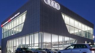Das Audi-Gebrauchtwagen-Plus-Zentrum in Eching statteten die Planer und Bauherren durchgängig mit LED-Licht aus. Die Außenflächen beleuchten 7,5 Meter hohe Lichtstelen. (Foto: Osram)